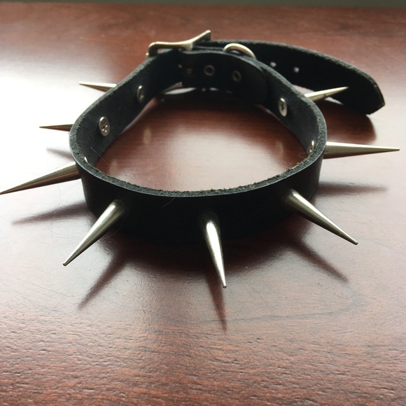 Jewelry - Spiky leather collar